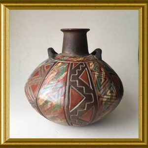 Signed Inca pottery vase: Santodio Paz, Chulucanas, Peru, geometric design image 1