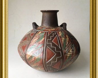 Signed Inca pottery vase: Santodio Paz, Chulucanas, Peru, geometric design