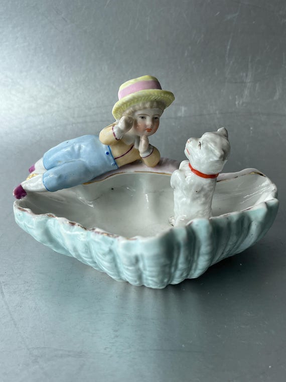 Antique porcelain figurine / tray: boy with dog / videpoche