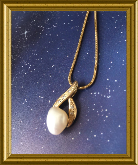 Lovely 14 carat gold (585) pendant with pearl and diamonds and necklace (333)