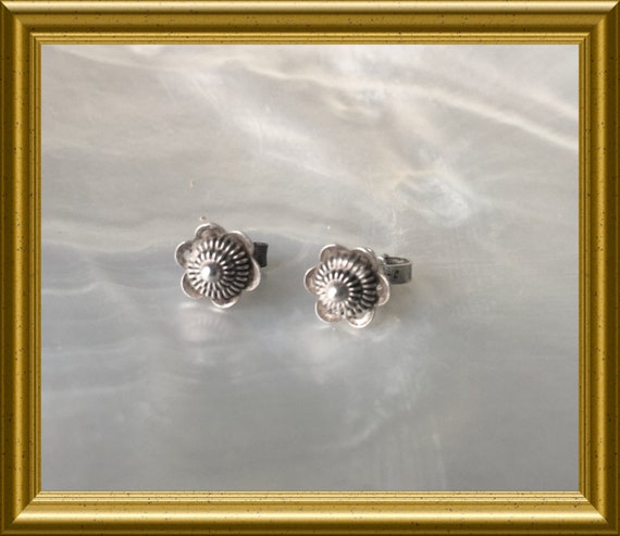 Small silver earrings: Zeeuwse knop
