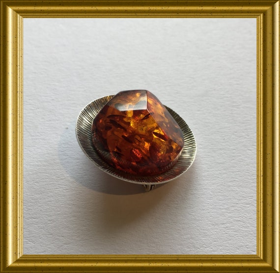 Beautiful silver brooch: amber