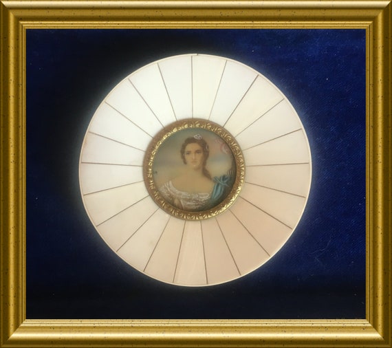 Vintage round frame: miniature portrait, lady