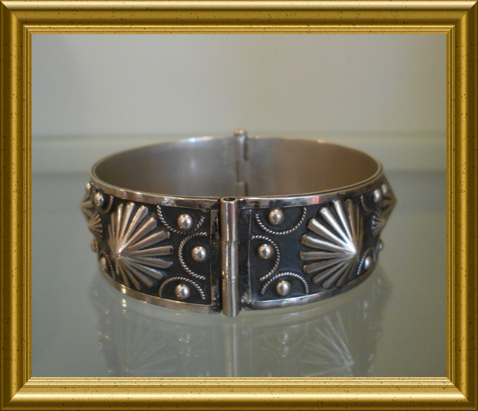 Bracelet Ancien En Alpacca Argenté 925/1000 - Style Jonc Coquilles Ormeaux, Fait Au Mexique - Occasion