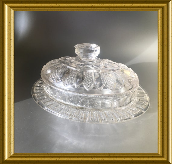 Vintage ovale lidded candy/ chocolate dish : pressed glass