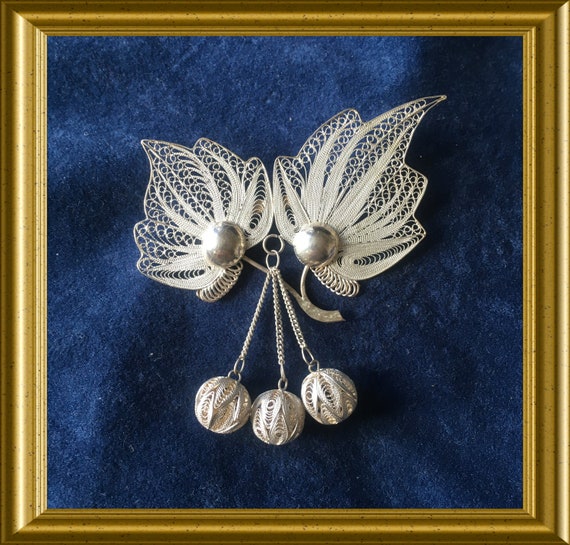 Lovely large sterling silver filigree brooch with 3 balls