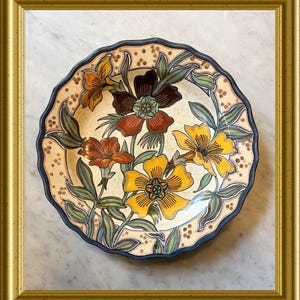 Könnte beinhalten: Eine weiße Keramik-Tasse mit schwarzem Henkel und dem Text "But first, coffee" in handschriftlichem Stil. Die Tasse steht auf einer weißen Oberfläche. Die Tasse ist 10 cm hoch.