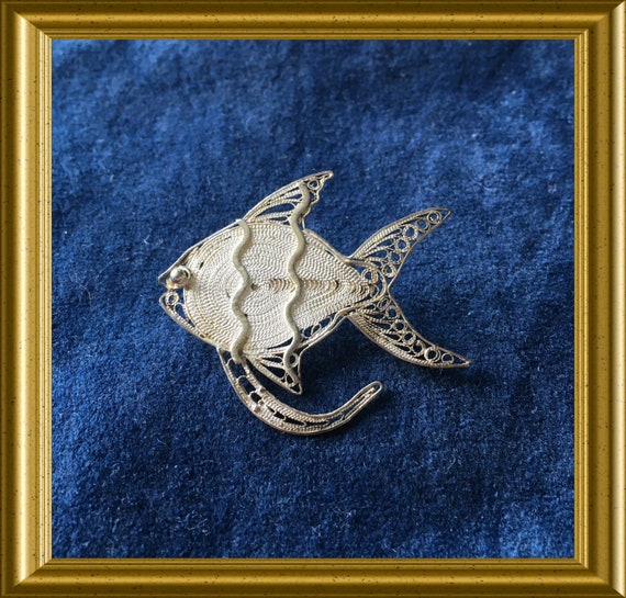 Lovely silver filigree brooch : fish