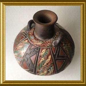Signed Inca pottery vase: Santodio Paz, Chulucanas, Peru, geometric design image 2