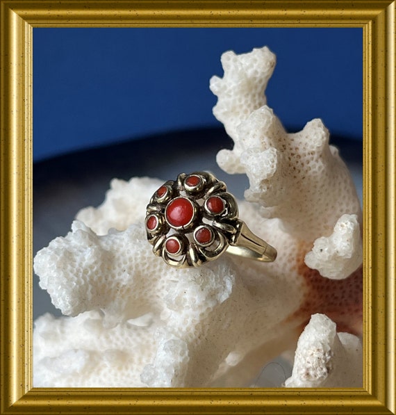 Vintage 14 carat (585) gold ring with coral