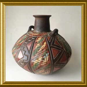 Signed Inca pottery vase: Santodio Paz, Chulucanas, Peru, geometric design image 4