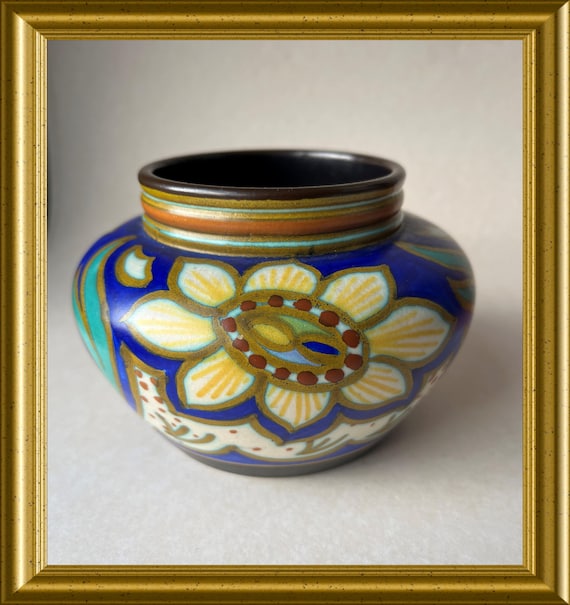 Vintage hand painted art pottery vase: PZH Gouda Holland