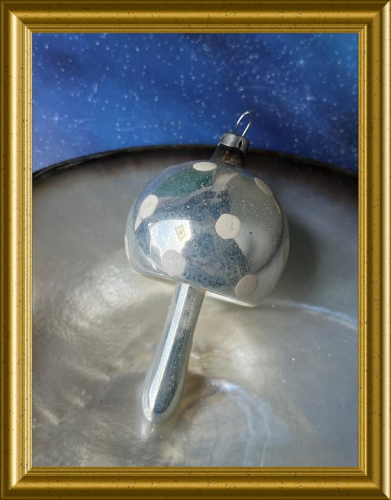 Vintage glass Christmas ornament (nr.75) : silver mushroom with white dots