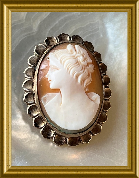 Lovely vintage brooch : shell cameo, portrait lady