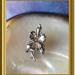 Beautiful vintage silver brooch: flower