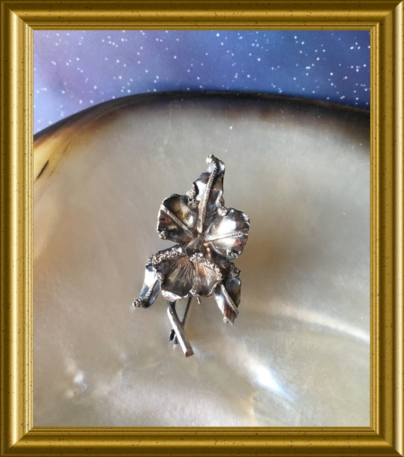 Beautiful vintage silver brooch: flower