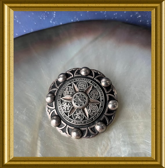 Vintage round brooch: Oritza, Basque country