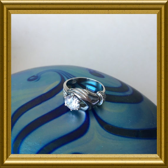 Beautiful sterling ring: hand holding a stone