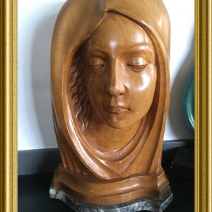 Art deco woodcarving: wooden bust, head