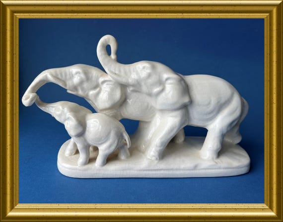 Art deco white ceramic figurine: elephants