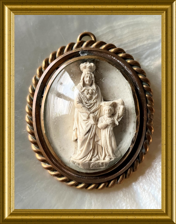 Antique frame with domed glass: meerschaum