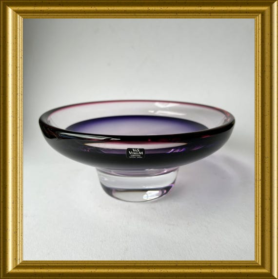 Beautiful signed purple crystal bowl: Vas Vitreum Sweden