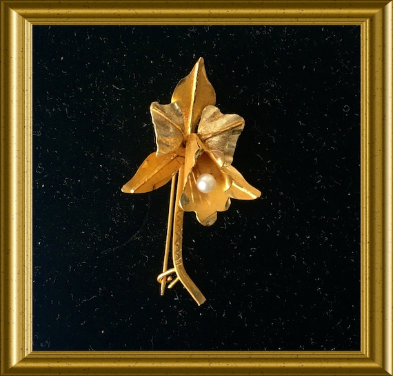 18 carat gold pin brooch with pearl: flower, orchid
