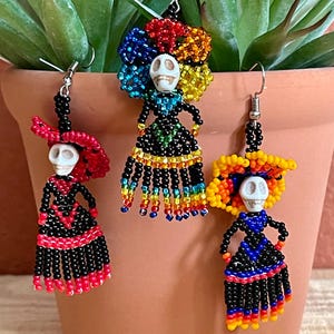 Pendientes de Catrina bailando con cuentas, pendientes de Catrina, pendientes de calavera, esqueleto, pendientes de cuentas, regalos para amigos, regalo del día de San Valentín,