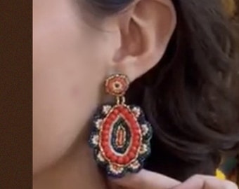Brincos de couro com miçangas estilo Huichol mexicano: Joias artesanais de Chiapas