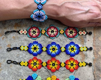 Pulsera de margaritas hecha a mano: joyería ajustable con flores mexicanas.