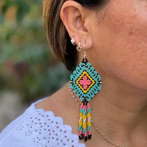 Boucles d&#39;oreilles huichol mexicaines faites main - Boucles d&#39;oreilles indigènes mexicaines artisanales - Boucles d&#39;oreilles diamant uniques