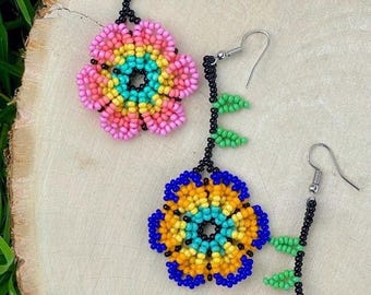 Orecchini pendenti con fiori di perline messicane Huichol