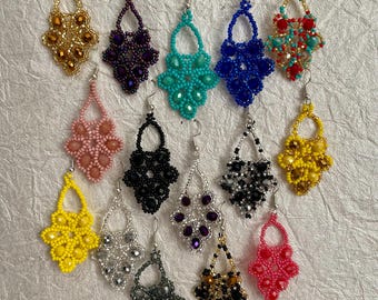 Brincos pendentes com contas Huichol: joias com borlas para a festa mexicana