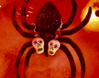 Pendientes de calavera de arcilla pintados a mano: Pendientes colgantes de calavera de Halloween