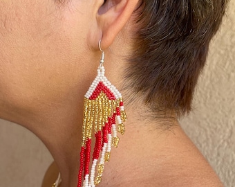 Brincos longos de contas Huichol, design de asa, feitos à mão por artesãos mexicanos