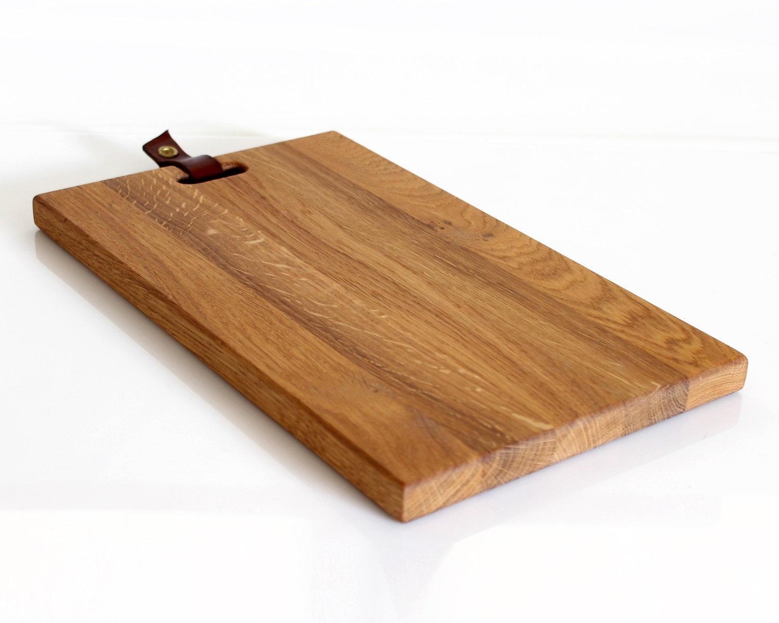 Tablas de cortar de roble de madera con tira de cuero, / Tabla de corte