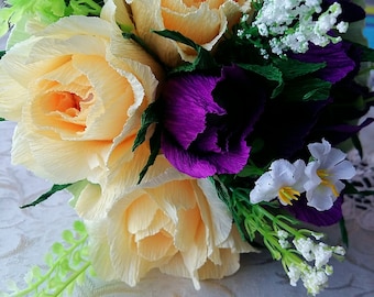 Bouquet à La Main Avec Des Fleurs De Crêpe Avec Des Bonbons