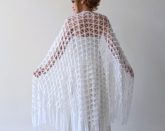 Châle en maille de mariage blanc, écharpe de soirée triangulaire, écharpe de mariée en dentelle bohème à franges, tenue d'été, châle triangulaire au crochet fait main transparent