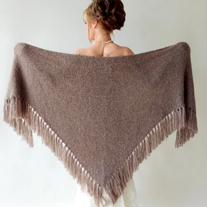 Vinterbröllopssjal, taupe stickad sjal, brudtärneklänning, ullsjal, höstvinterbröllop, brudtärnepresent, varm, fransad, mohair, present, fluffig