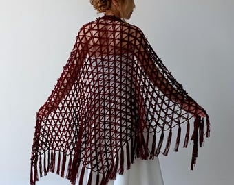 Châle en maille de mariage bordeaux, écharpe de soirée triangulaire, écharpe de mariée en dentelle bohème à franges, tenue d'été bordeaux, châle au crochet transparent fait main