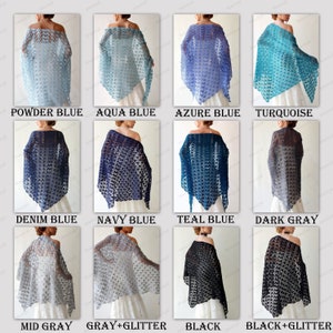 Puede incluir: Colecci&oacute;n de chales con hombros descubiertos en varios colores, incluyendo azul empolvado, azul agua, azul celeste y turquesa. Otros colores son azul vaquero, azul marino, azul verdoso, gris oscuro, gris medio, gris con purpurina, negro y negro con purpurina.