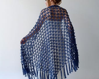 Châle en maille de mariage bleu denim, écharpe de soirée triangulaire, écharpe de mariée en dentelle bohème à franges, tenue d'été indigo, châle au crochet transparent fait main
