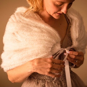 Szal ślubny z moheru w kolorze kości słoniowej: dzianinowy szal ślubny z wiązaniem wstążkowym