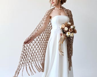 Châle en maille de mariage beige pierre, écharpe de soirée triangulaire, écharpe de mariée en dentelle bohème à franges, tenue d'été, châle transparent au crochet fait main