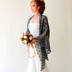 Peut inclure: Une mariée portant une robe de mariée blanche avec un châle en crochet vert. Elle tient un bouquet de fleurs.