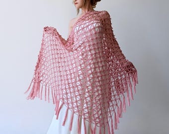 Châle en maille de mariage rose poudré, écharpe de soirée triangulaire, écharpe de mariée en dentelle bohème à franges, couverture d'été rose, châle au crochet transparent fait main
