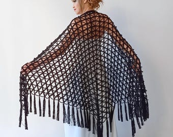 Châle en maille de mariage noir, écharpe de soirée triangulaire, écharpe de mariée noire en dentelle bohème à franges, tenue d'été, châle triangulaire au crochet fait main