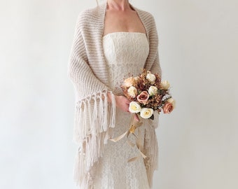 Scialle da sposa, copertura da sposa, involucro invernale beige, regalo da damigella d'onore, involucro di lana con frange, stola da sera in mohair, scialle triangolare, sciarpa calda