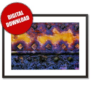 Peut inclure: Gros plan sur une surface m&eacute;tallique rouill&eacute;e avec un motif de trous en forme de diamant. Le m&eacute;tal est un m&eacute;lange de couleurs violettes, bleues, orange et jaunes.