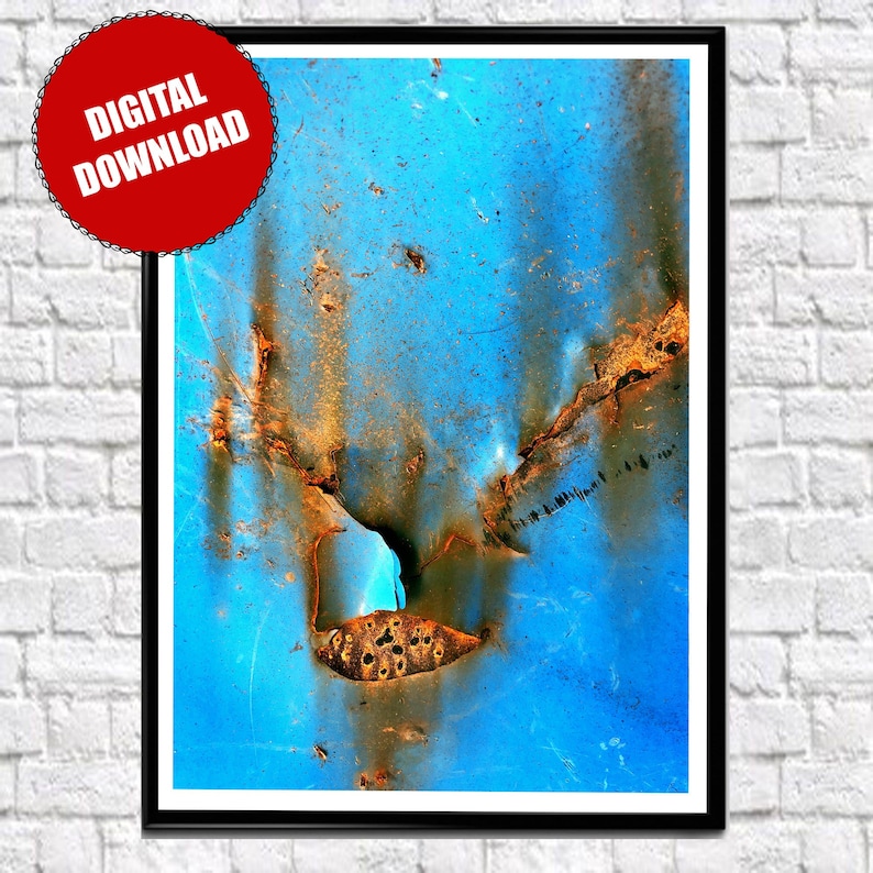 Puede incluir: Impresi&oacute;n de arte abstracto con un fondo azul y acentos marrones oxidados. Los acentos oxidados crean un patr&oacute;n y una textura &uacute;nicos.